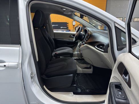 Used 2024 Chrysler Voyager LX image 21