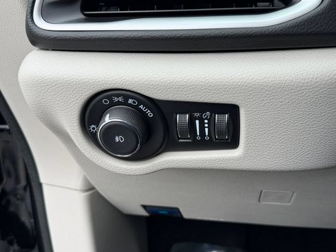 Used 2024 Chrysler Pacifica Touring-L FWD image 31