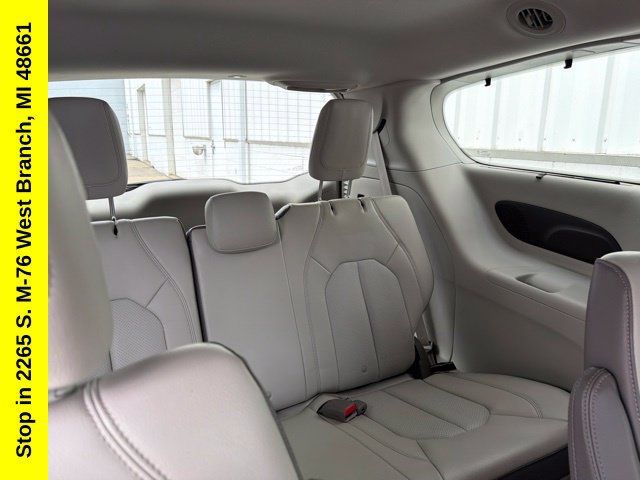 Used 2017 Chrysler Pacifica Touring-L Plus FWD image 28
