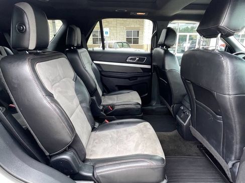 Used 2017 Ford Explorer XLT w/ Equipment Group 202A FWD image 28