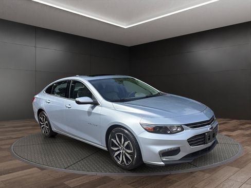 Used 2017 Chevrolet Malibu LT w/ Leather Package FWD image 2