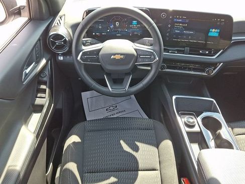 Used 2026 Chevrolet Equinox LT w/ Safety and Technology Package AWD/4WD image 3