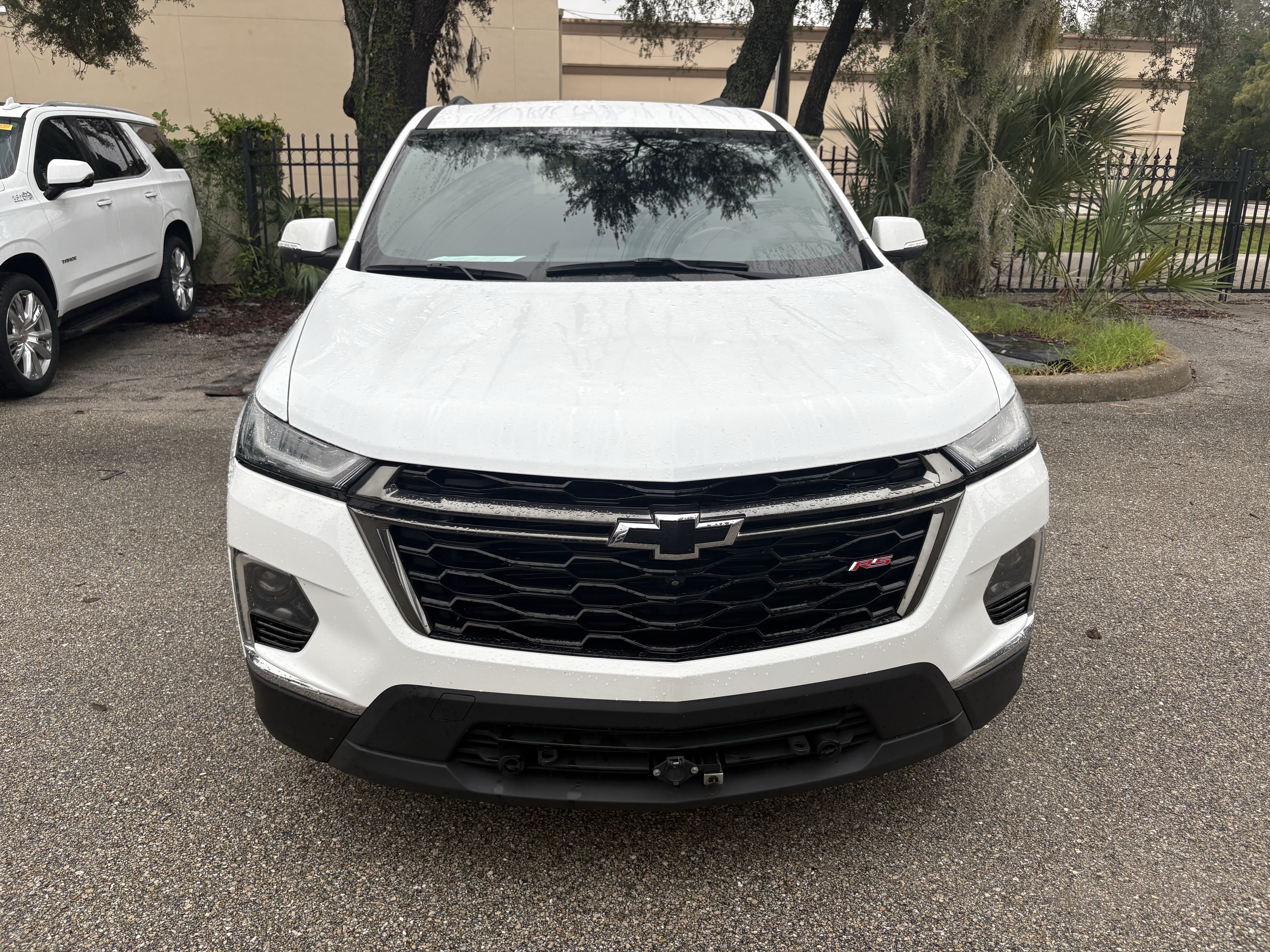 Used 2022 Chevrolet Traverse RS FWD image 2