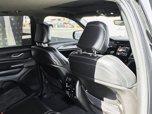 Used 2024 Jeep Grand Cherokee Altitude RWD image 12