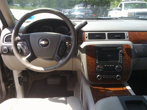 Used 2008 Chevrolet Tahoe LTZ w/ LTZ Preferred Equipment Group AWD/4WD image 16