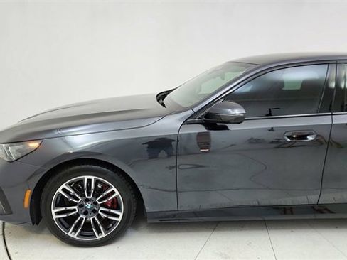 Used 2025 BMW 540i xDrive w/ Executive Package image 4