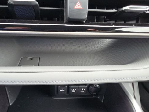Used 2020 Toyota Highlander XLE AWD/4WD image 19
