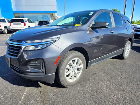 Used 2022 Chevrolet Equinox LS w/ LS Convenience Package AWD/4WD image 2