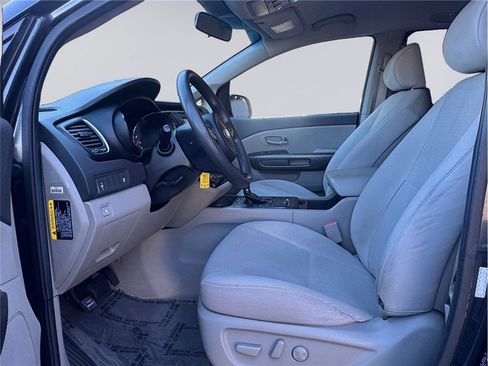 Used 2017 Kia Sedona LX image 9