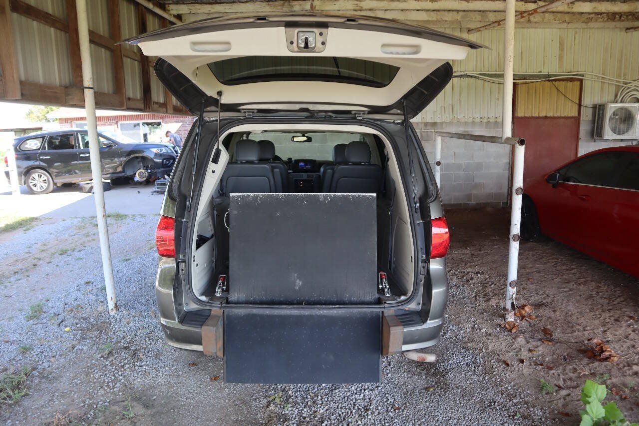 Used 2010 Volkswagen Routan SE FWD image 18