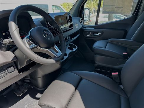 Used 2024 Mercedes-Benz Sprinter 2500 image 10
