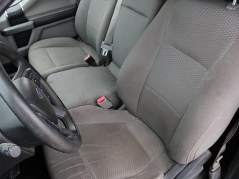 Used 2017 Ford F150 XLT image 4