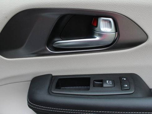 Used 2024 Chrysler Pacifica Select image 57