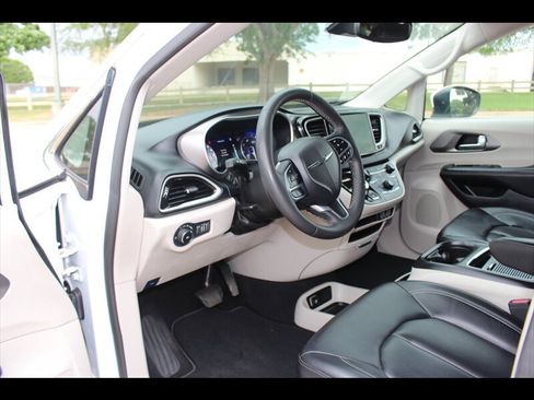 Used 2023 Chrysler Pacifica Touring-L FWD image 23