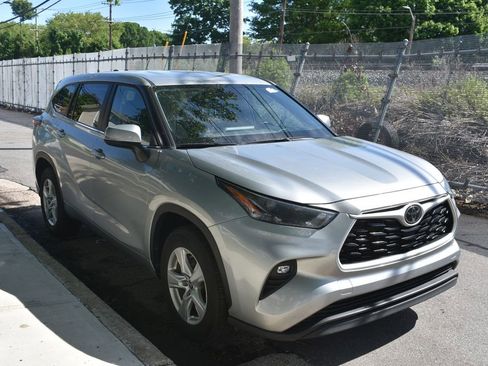Used 2025 Toyota Highlander LE FWD image 4
