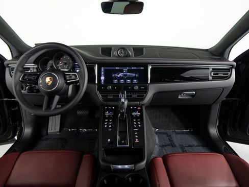 Certified 2025 Porsche Macan image 32