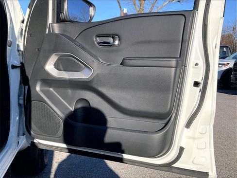 Used 2025 Nissan Frontier SV image 11