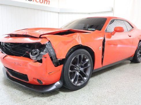 Used 2016 Dodge Challenger SRT RWD image 2