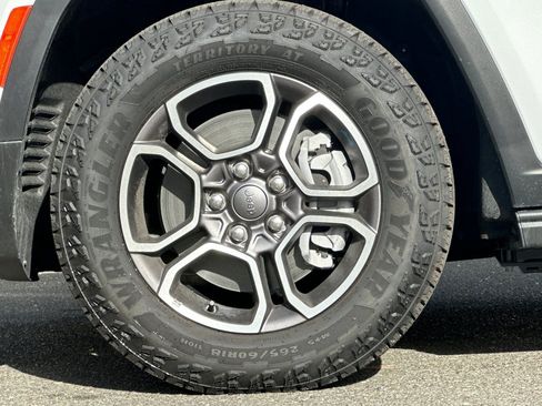 New 2023 Jeep Grand Cherokee Trailhawk w/ Advanced Protech Group II AWD/4WD image 25