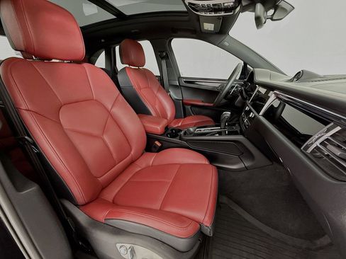 Certified 2025 Porsche Macan S AWD/4WD image 29