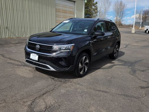 Used 2024 Volkswagen Taos SE AWD/4WD image 2