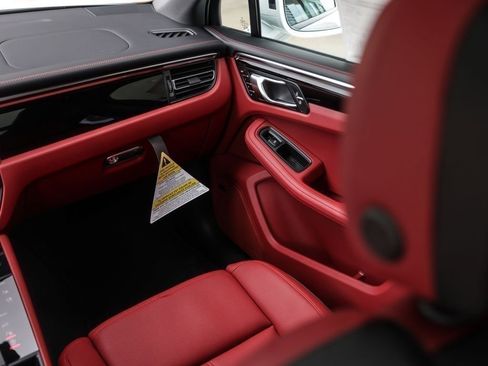Certified 2025 Porsche Macan AWD/4WD image 34
