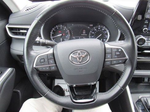 Used 2021 Toyota Highlander XLE AWD/4WD image 18
