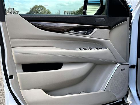 Used 2018 Cadillac Escalade Luxury image 21