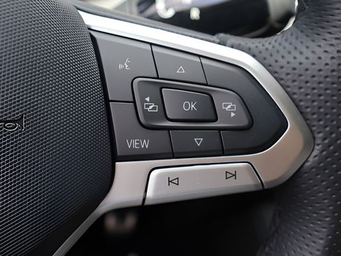 Certified 2025 Volkswagen Tiguan SE R-Line AWD/4WD image 21