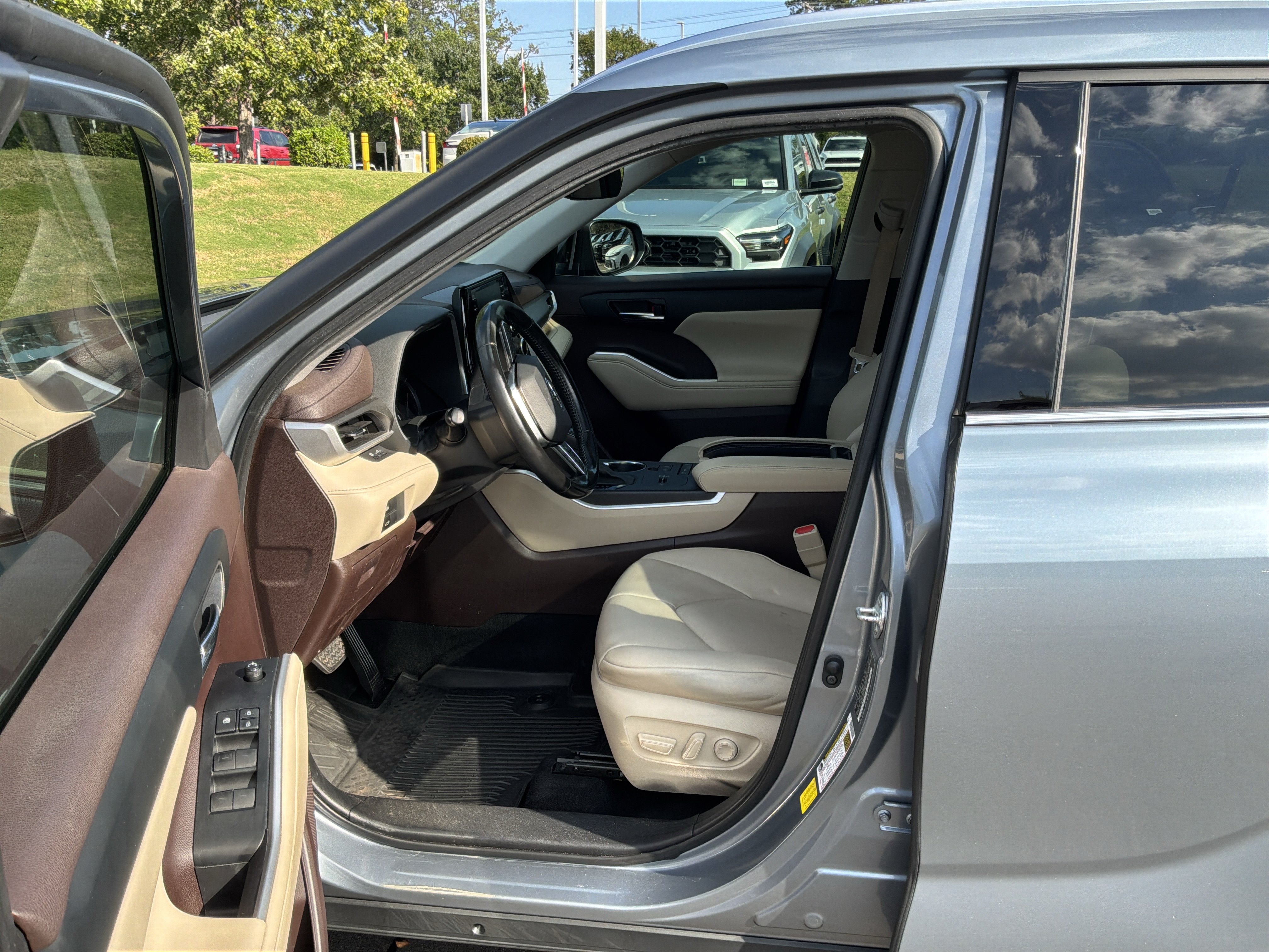 Used 2021 Toyota Highlander XLE FWD image 16