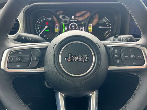 Used 2025 Jeep Wrangler Unlimited Sahara AWD/4WD image 23