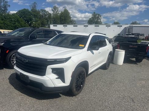Used 2024 Chevrolet Traverse LT w/ Midnight/Sport Edition AWD/4WD image 3