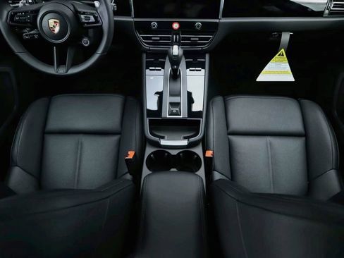 Used 2025 Porsche Macan AWD/4WD image 18