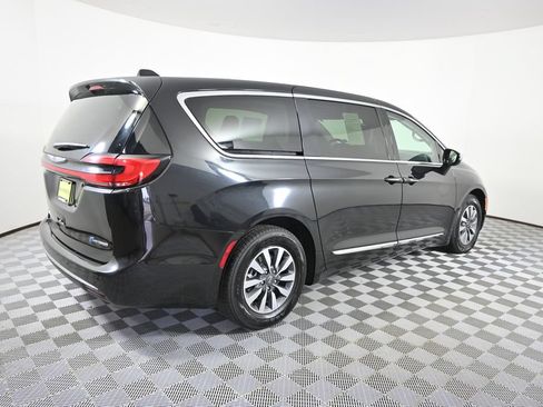 Used 2023 Chrysler Pacifica Limited FWD image 6