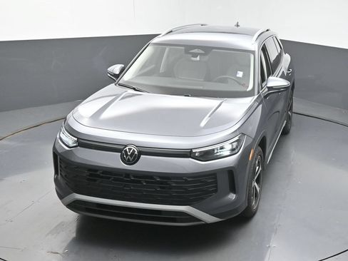 Used 2025 Volkswagen Tiguan SE FWD image 44