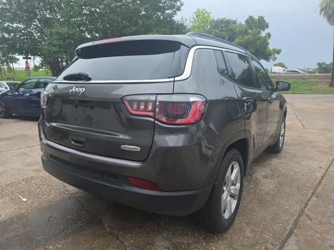 Used 2017 Jeep Compass Latitude w/ Popular Equipment Group FWD image 4