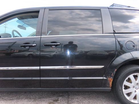 Used 2014 Chrysler Town & Country Touring FWD image 28
