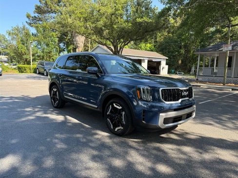 Used 2023 Kia Telluride EX w/ EX Captain's Chair Package image 4