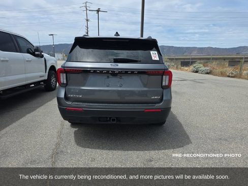 Used 2025 Ford Explorer Active AWD/4WD image 6
