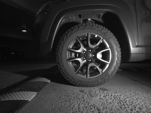 Used 2025 Jeep Compass Trailhawk image 12