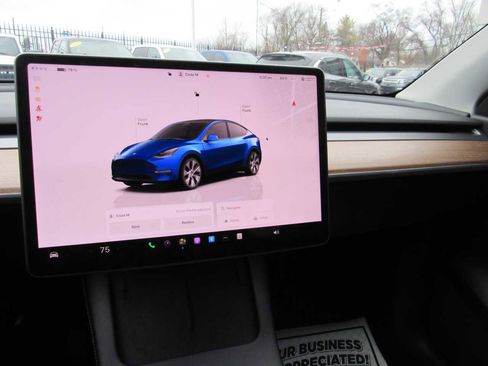 Used 2022 Tesla Model Y Long Range image 17
