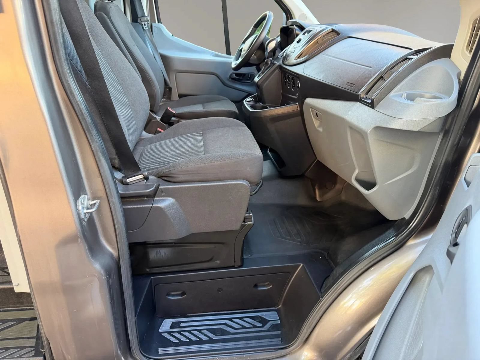 Used 2018 Ford Transit 250 148 Medium Roof RWD image 17