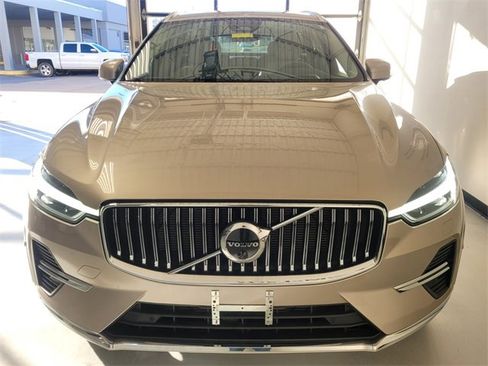 Certified 2023 Volvo XC60 B5 Ultimate w/ Climate Package image 4