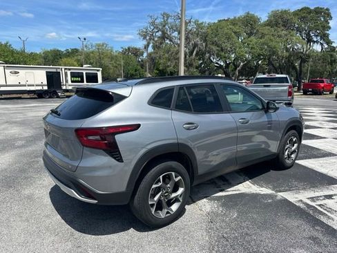 Used 2025 Chevrolet Trax LT FWD image 5