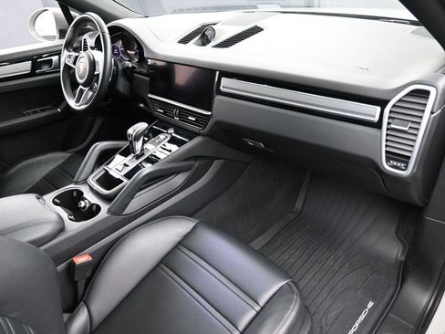 Certified 2023 Porsche Cayenne Platinum Edition image 33