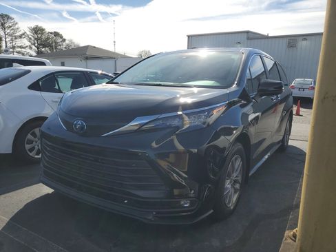 Used 2025 Toyota Sienna XLE image 3
