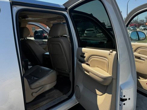Used 2011 Cadillac Escalade ESV Luxury AWD/4WD image 16