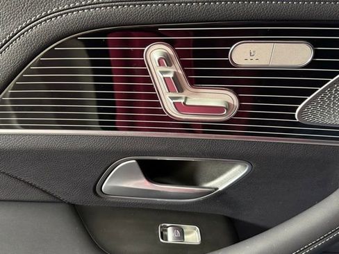 Used 2025 Mercedes-Benz GLS 580 4MATIC image 23