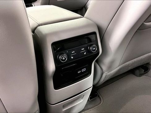 Used 2021 GMC Acadia SLT w/ Technology Package FWD image 9