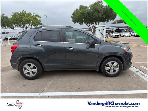 Used 2018 Chevrolet Trax LT w/ LT Convenience Package FWD image 4